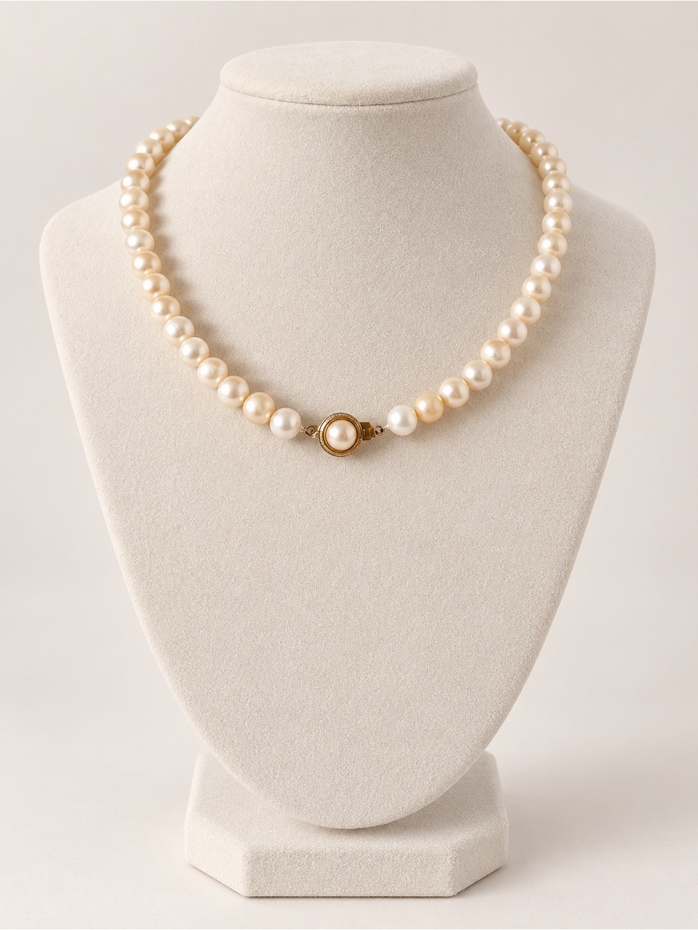 Pearl Necklace in Ivory and Gold